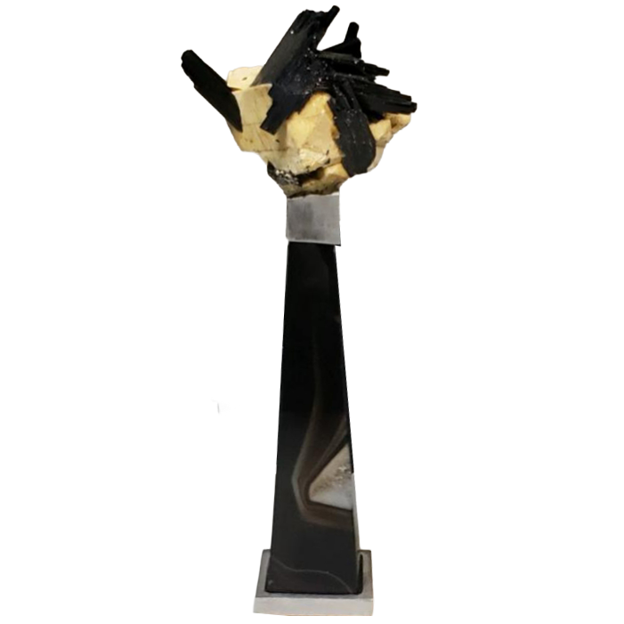 Obélisque en feldspath sur agate