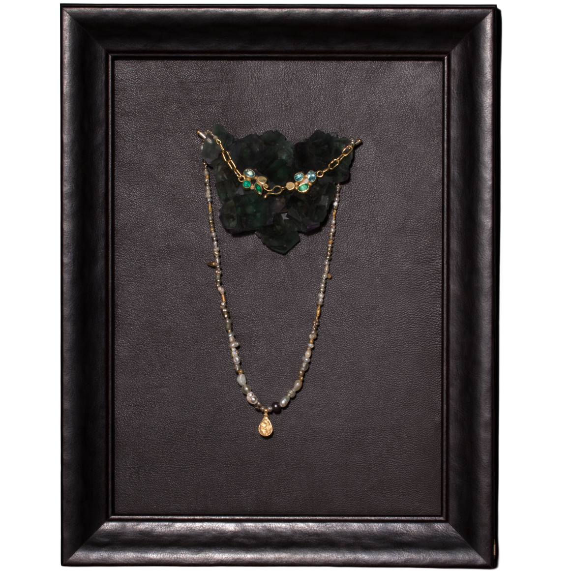 Collier de perles sur fluorite