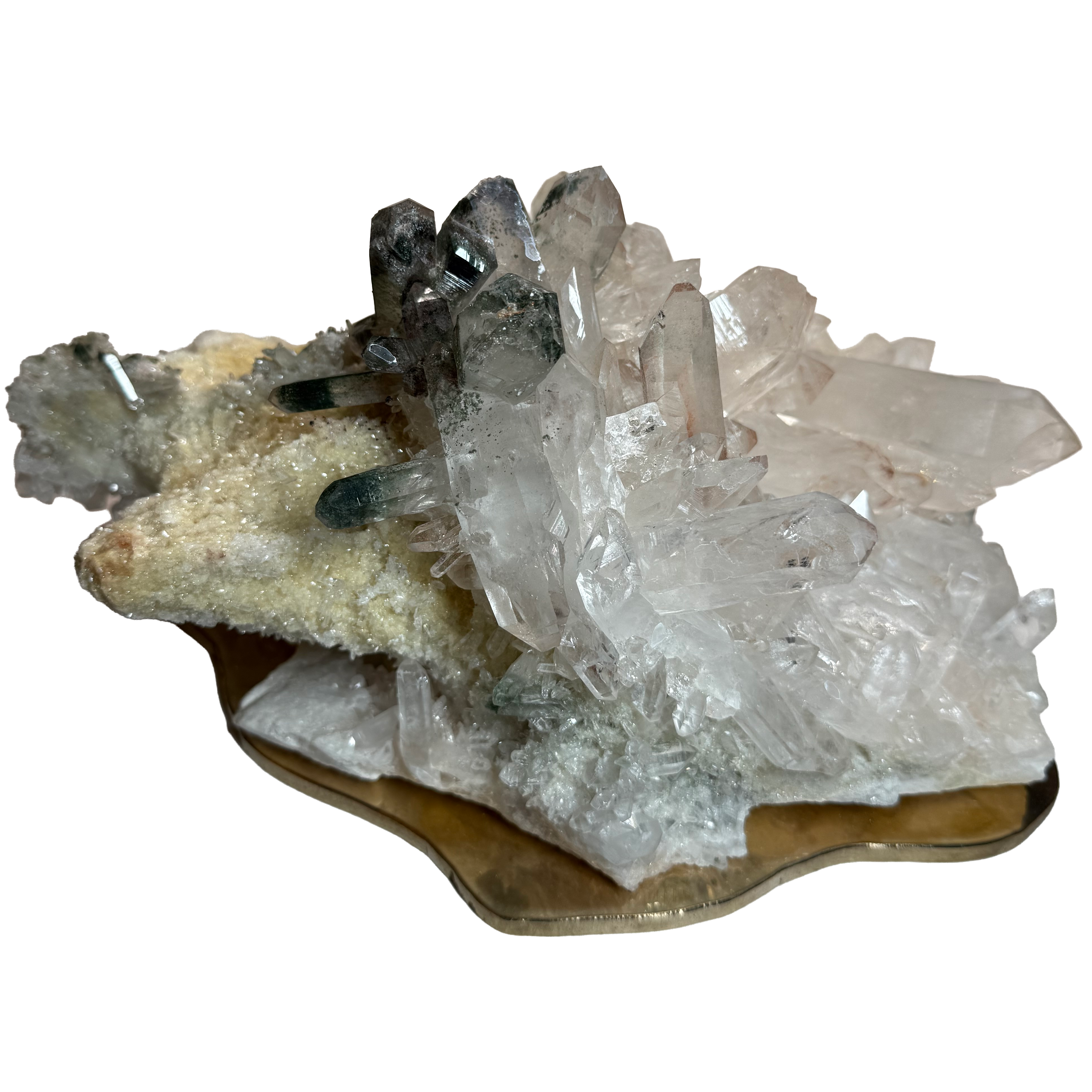 Cristal drusique rose sur socle en bronze